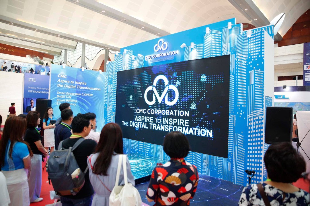 (Ảnh bìa: Gian trưng bày của Tập đoàn Công nghệ CMC mà Ngọc lên ý tưởng tại triển lãm Industry 4.0 Summit năm 2019)